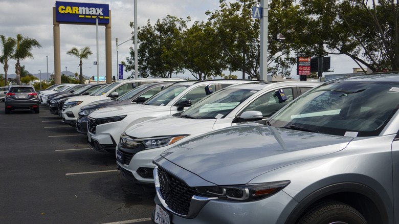 A line of cars at a CarMax dealership